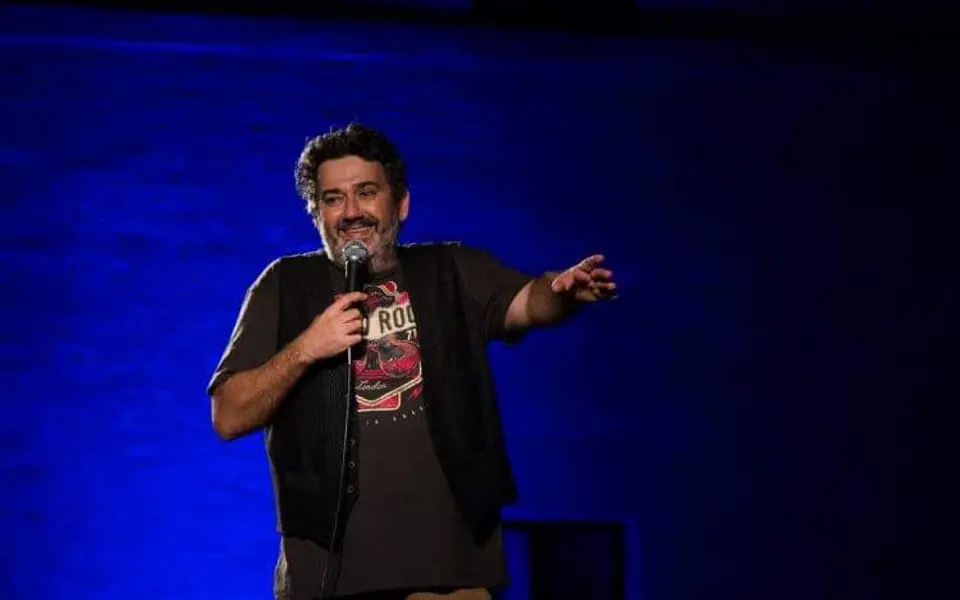 Andrea Vasumi durante uno spettacolo dal vivo